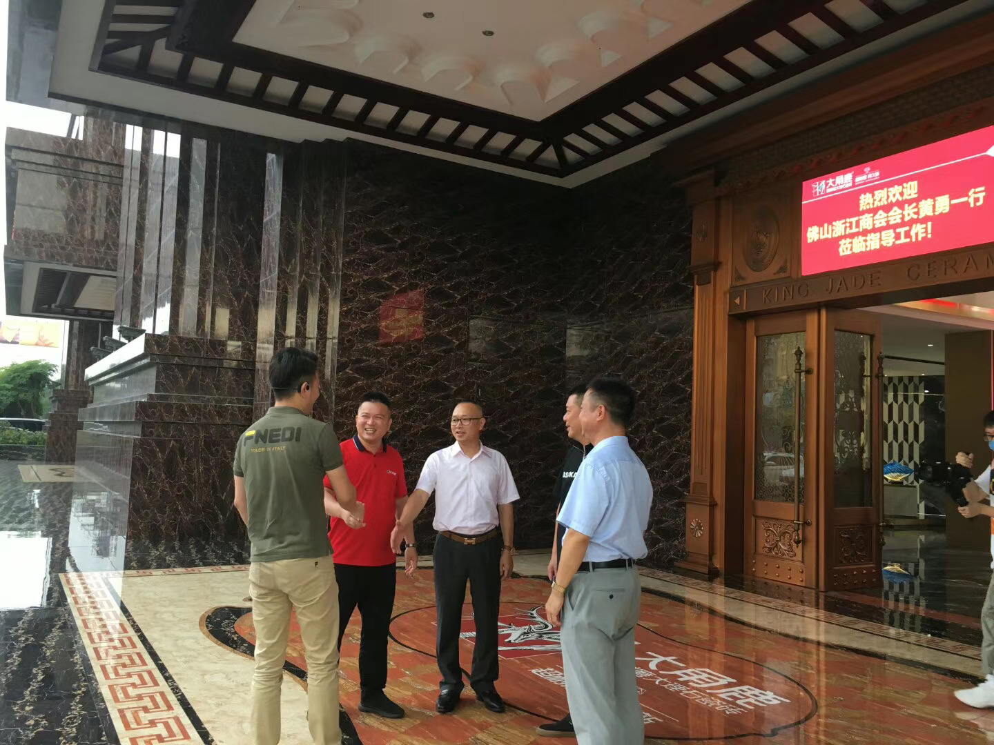 蕾丝视频污版超耐磨大理石瓷砖