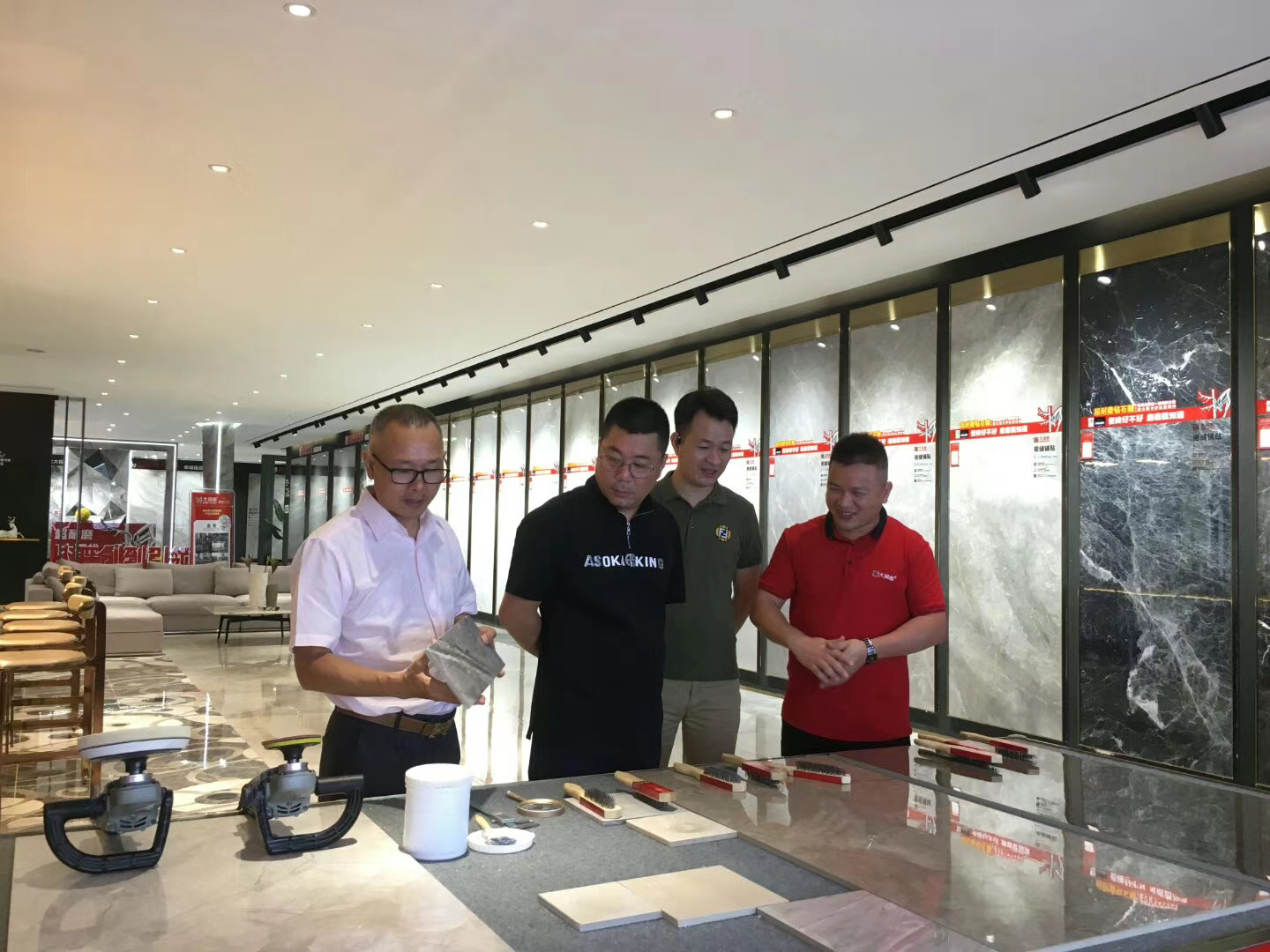 蕾丝视频污版超耐磨大理石瓷砖